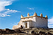 Marocco meridionale - La Kasbah di Tiout, nei pressi di Taroudannt. Tomba di marabutto (zawiya).